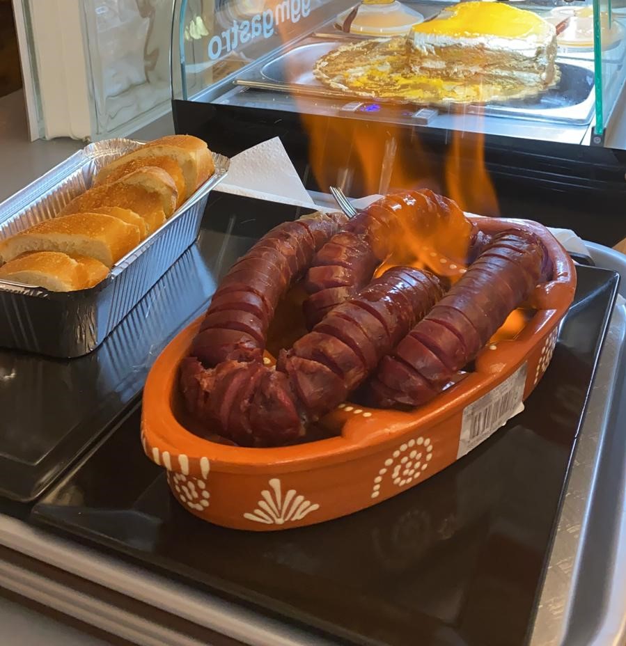 Chorizo flambé - cuisine portugaise au marché de la Seiche - sevrier