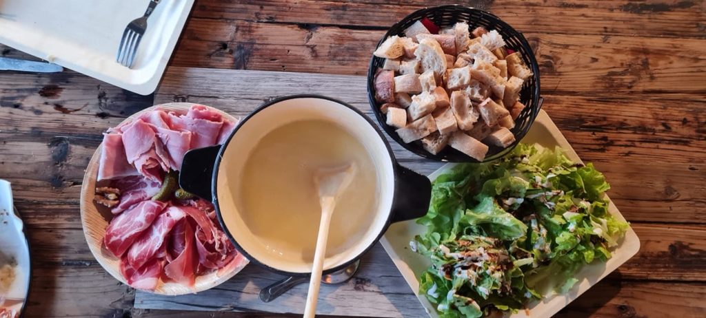 Fondue savoyarde ,salade et charcuterie - par Savoyméricain. marché de la Seiche, Sevrier