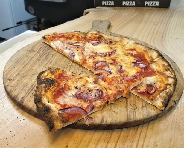 Pizza au four à bois. Piccolina Sicilia - La Seiche Sevrier