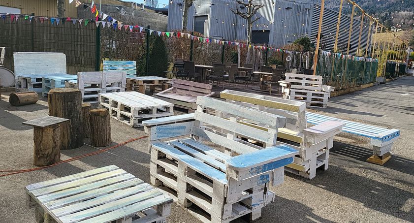 Terrasse de la Seiche en bois de récupération. Bar, restaurant et loisirs