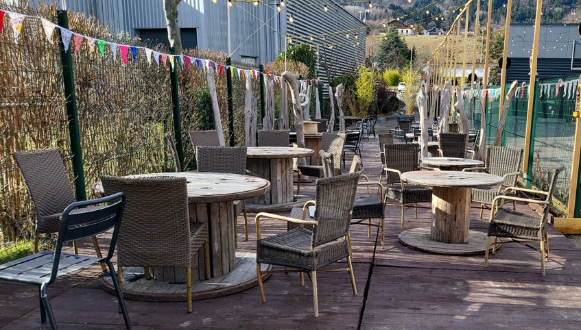 Terrasse de la Seiche en bois de récupération. Bar, restaurant et loisirs