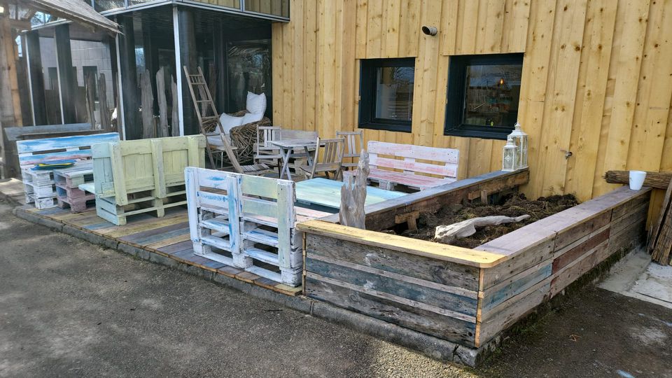 Terrasse de la Seiche en bois de récupération. Bar, restaurant et loisirs