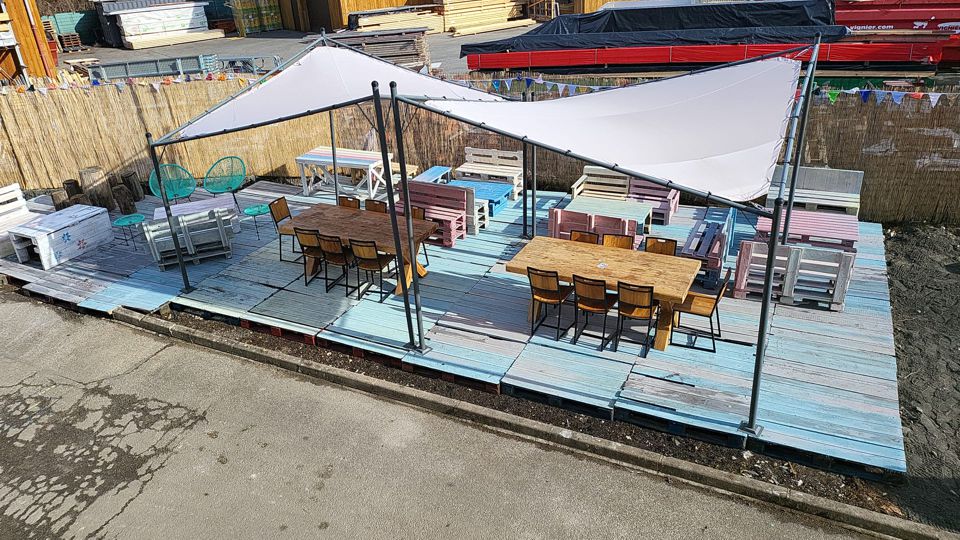 Terrasse de la Seiche en bois de récupération. Bar, restaurant et loisirs