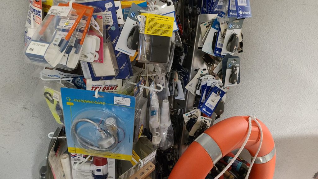 ACCASILLAGE - DÉSTOCKAGE - VENTE DU STOCK : Matériel neuf (95%) - voilier et bateaux à moteur. Prix de gros pour pro (accastilleur, destockeur, chantie rnaval).