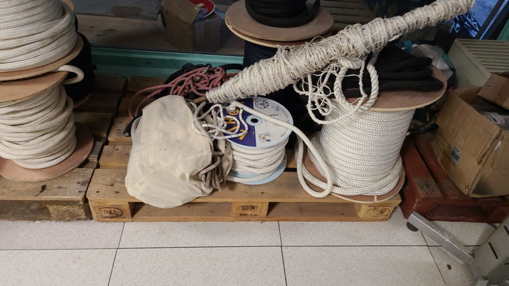 ACCASILLAGE - DÉSTOCKAGE - VENTE DU STOCK : Matériel neuf (95%) - voilier et bateaux à moteur. Prix de gros pour pro (accastilleur, destockeur, chantie rnaval).
