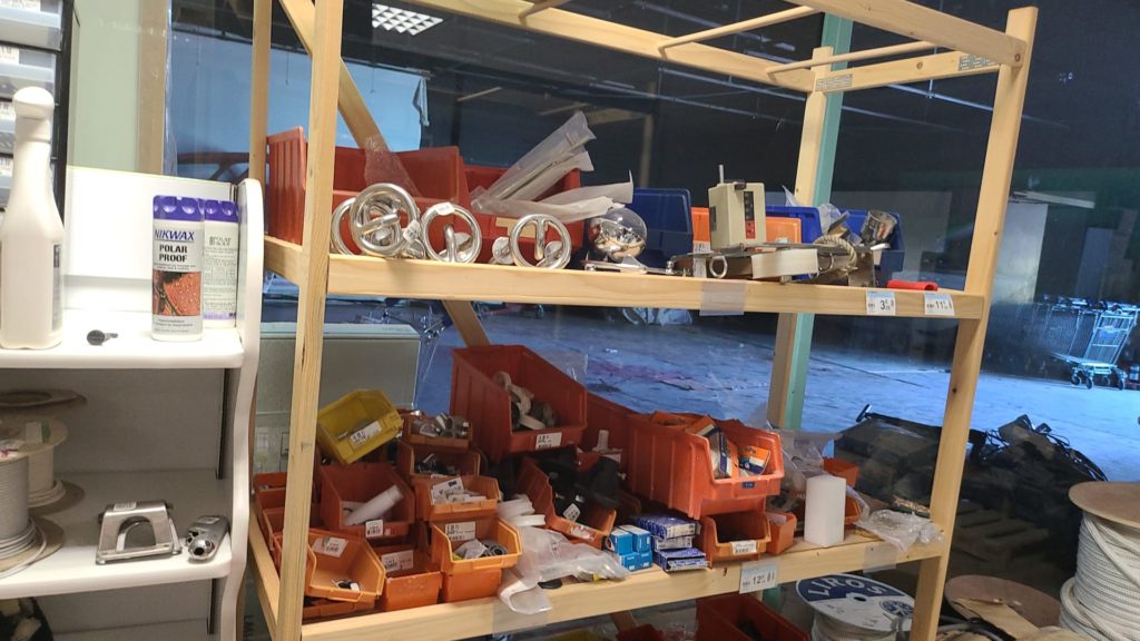 ACCASILLAGE - DÉSTOCKAGE - VENTE DU STOCK : Matériel neuf (95%) - voilier et bateaux à moteur. Prix de gros pour pro (accastilleur, destockeur, chantie rnaval).