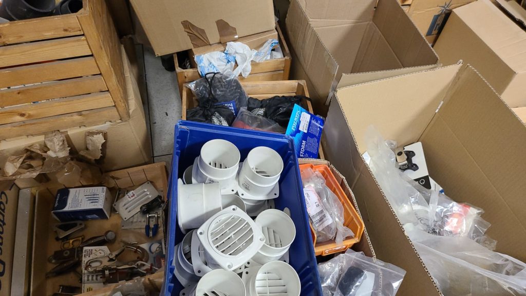 ACCASILLAGE - DÉSTOCKAGE - VENTE DU STOCK : Matériel neuf (95%) - voilier et bateaux à moteur. Prix de gros pour pro (accastilleur, destockeur, chantie rnaval).