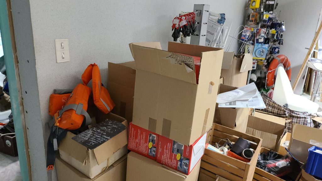 ACCASILLAGE - DÉSTOCKAGE - VENTE DU STOCK : Matériel neuf (95%) - voilier et bateaux à moteur. Prix de gros pour pro (accastilleur, destockeur, chantie rnaval).