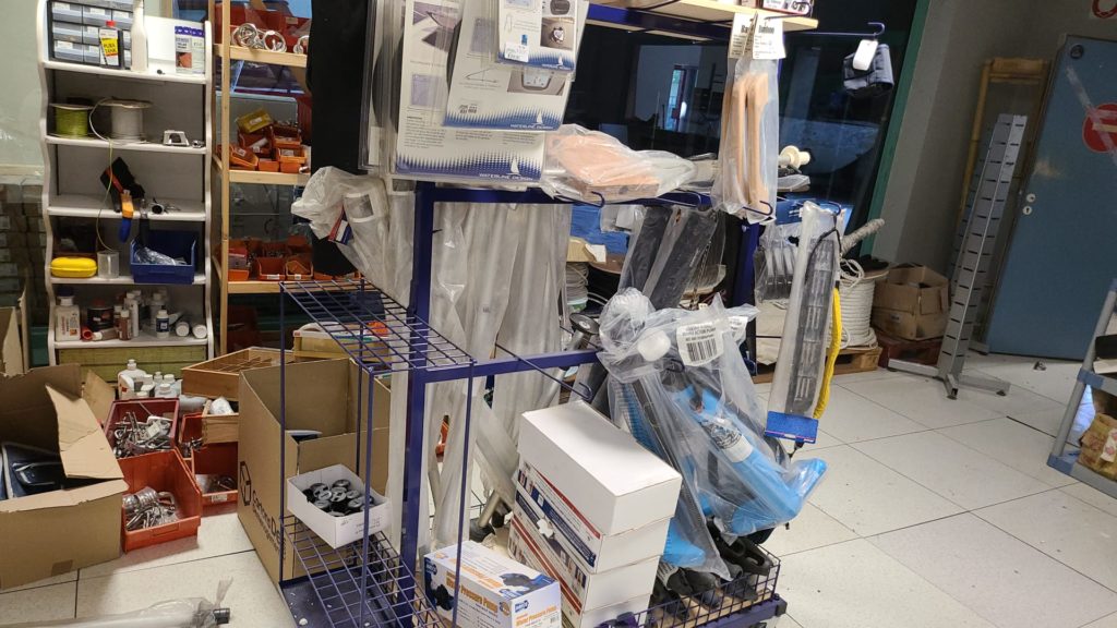 ACCASILLAGE - DÉSTOCKAGE - VENTE DU STOCK : Matériel neuf (95%) - voilier et bateaux à moteur. Prix de gros pour pro (accastilleur, destockeur, chantie rnaval).