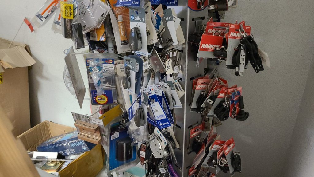 ACCASILLAGE - DÉSTOCKAGE - VENTE DU STOCK : Matériel neuf (95%) - voilier et bateaux à moteur. Prix de gros pour pro (accastilleur, destockeur, chantie rnaval).