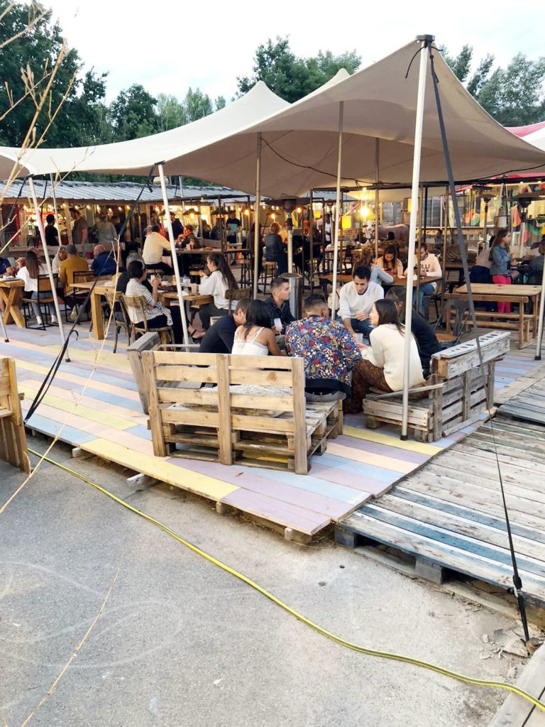 Ambiance soirée au marché de la Seiche, Sevrier, Annecy