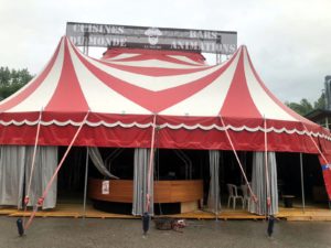 Chapiteau de cirque à vendre : de 14 x 18 m rouge et blanc