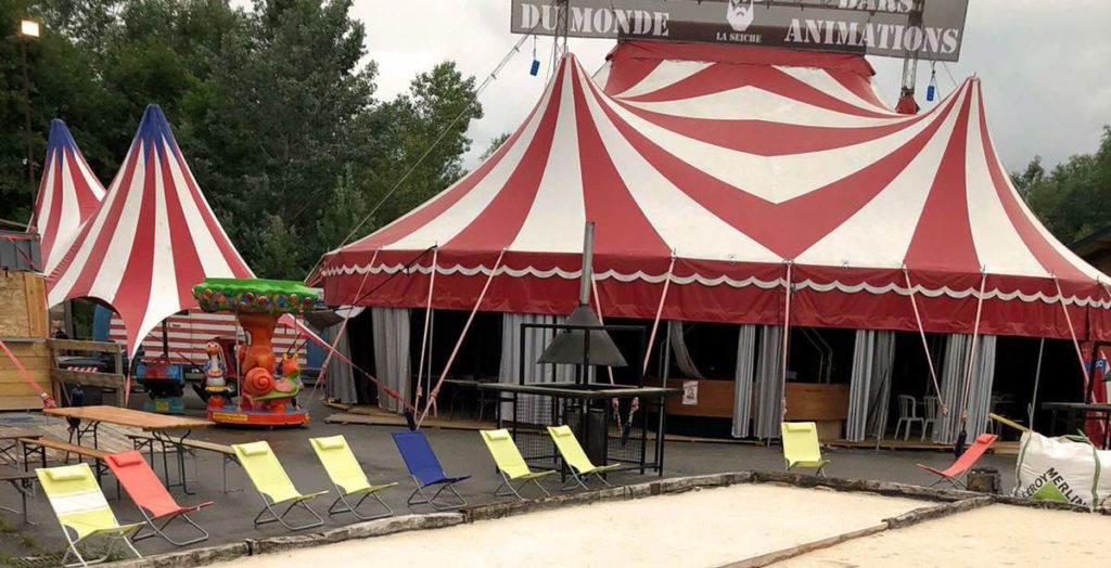 Chapiteau de cirque à vendre : de 14 x 18 m rouge et blanc