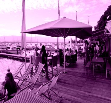 Sympathique terrasse au bord de l’eau, le Ponton de la Belotte vous accueille pour boire un verre et pour se détendre dans un cadre idyllique.